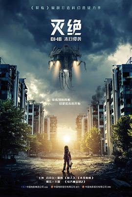 奶油色工作台上摊开的观看指南手稿与深棕封皮笔记本